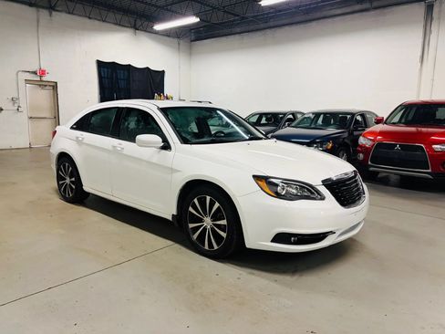 Used 2013 Chrysler 200 Touring w/ S Exterior Appearance Pkg FWD image 4