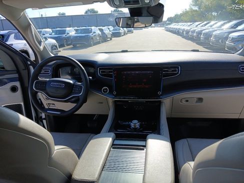 Used 2024 Jeep Wagoneer L Series II w/ Flexible Seating Group RWD image 27