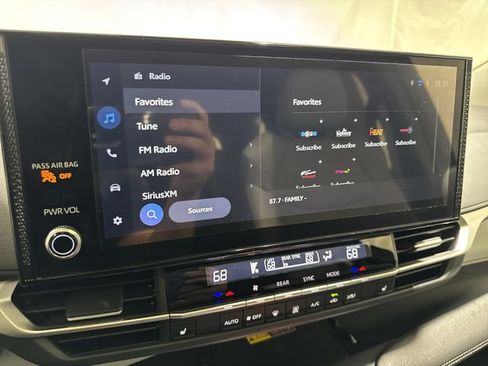 Used 2025 Toyota Sienna XLE AWD/4WD image 18