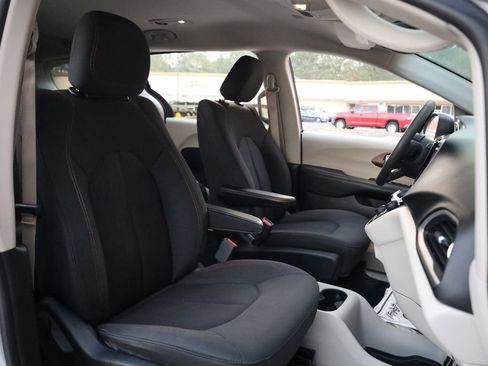 Used 2017 Chrysler Pacifica LX w/ Tire & Wheel Group image 19