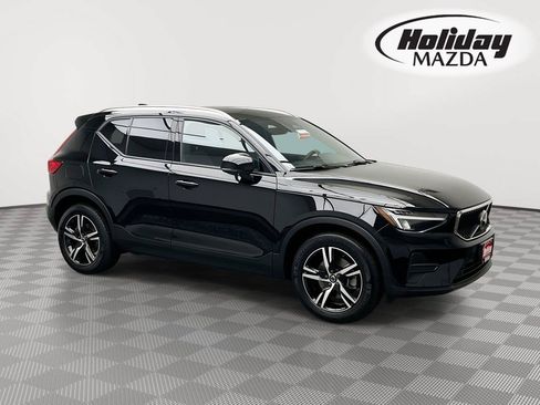 Used 2023 Volvo XC40 B5 Core AWD/4WD image 1