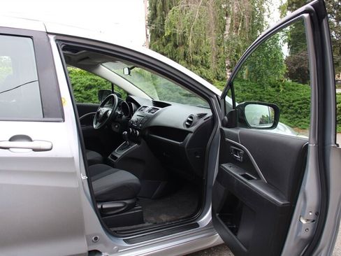 Used 2012 MAZDA MAZDA5 Touring w/ Moonroof & Audio Pkg FWD image 14