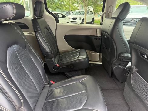 Used 2022 Chrysler Pacifica Touring-L FWD image 8