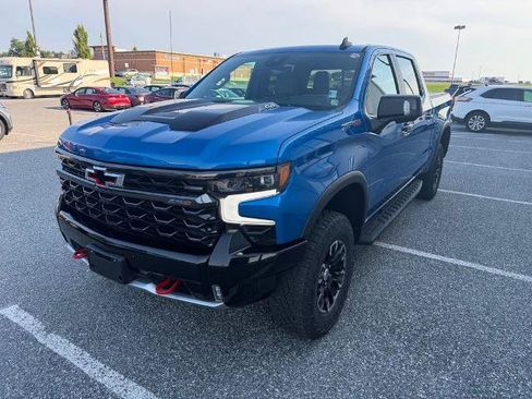 Used 2023 Chevrolet Silverado 1500 ZR2 w/ Technology Package AWD/4WD image 4