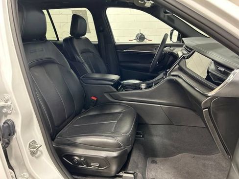 Used 2023 Jeep Grand Cherokee Overland AWD/4WD image 12
