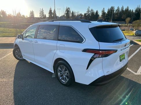 Used 2021 Toyota Sienna LE AWD/4WD image 3