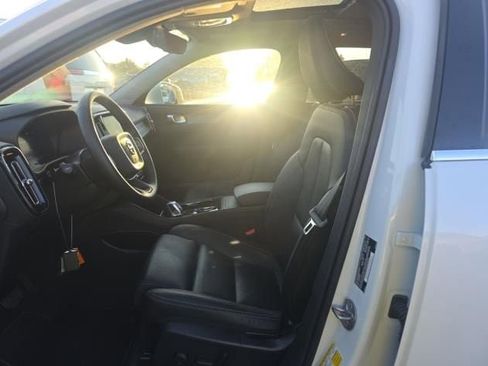 Used 2025 Volvo XC40 B5 Plus image 2