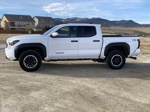 Used 2024 Toyota Tacoma TRD Off-Road image 10