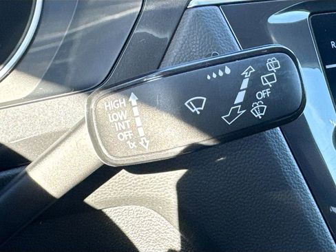 Used 2020 Volkswagen Tiguan SE image 14