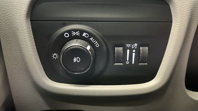 Used 2023 Jeep Grand Cherokee Overland w/ Luxury Tech Group IV AWD/4WD image 34