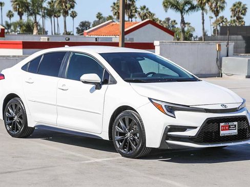 Certified 2025 Toyota Corolla SE image 5
