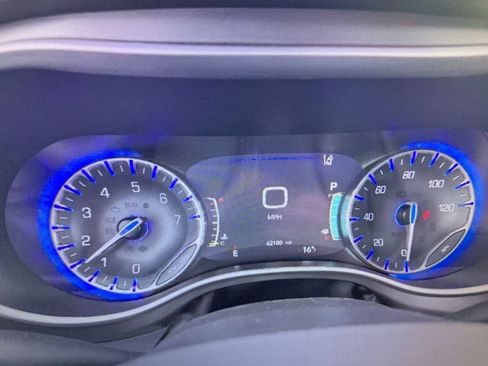 Used 2024 Chrysler Pacifica Touring-L image 11