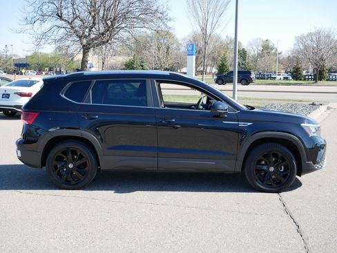 Used 2023 Volkswagen Taos SE w/ Panoramic Sunroof Package image 8