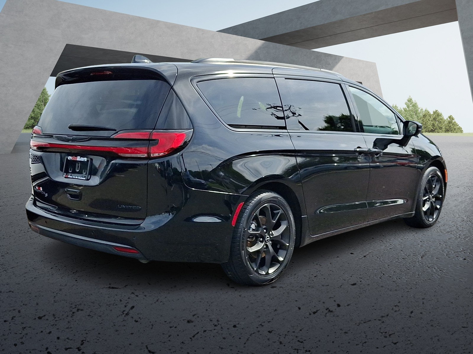 Used 2025 Chrysler Pacifica Limited FWD image 6