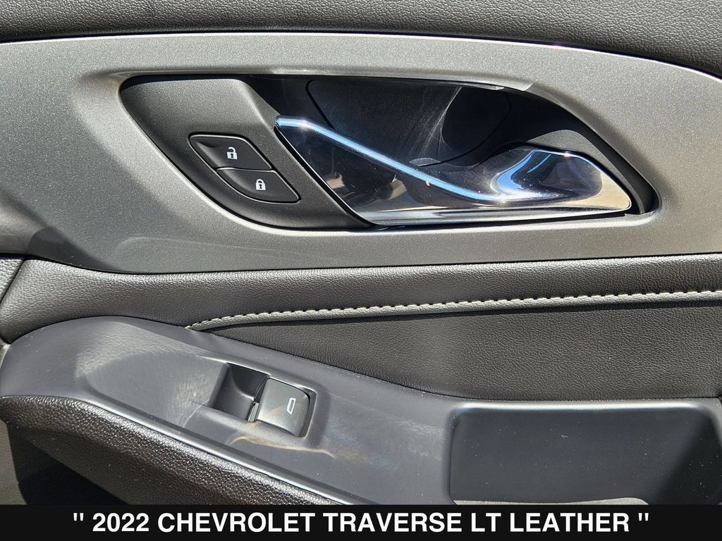 Used 2022 Chevrolet Traverse LT FWD image 32