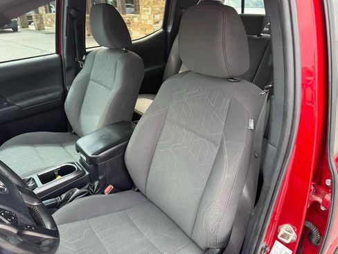 Used 2019 Toyota Tacoma TRD Sport w/ Technology Package RWD image 13