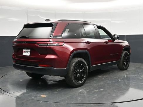 Used 2025 Jeep Grand Cherokee Altitude AWD/4WD image 13