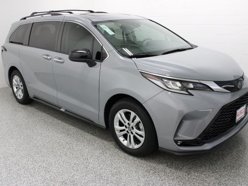 Used 2023 Toyota Sienna XSE w/ XSE Plus Package AWD/4WD image 4