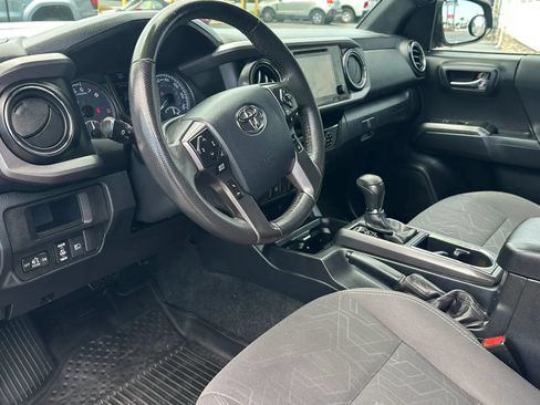 Used 2018 Toyota Tacoma TRD Sport AWD/4WD image 14
