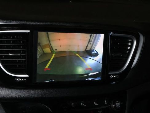 Used 2025 Chrysler Pacifica Limited FWD image 21