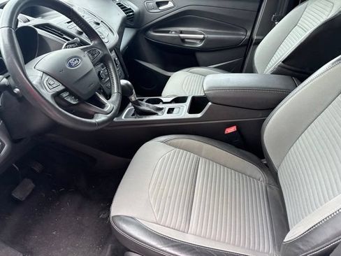 Used 2017 Ford Escape SE w/ SE Sport Appearance Package FWD image 4