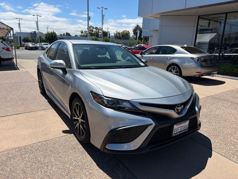 Used 2021 Toyota Camry SE FWD image 2