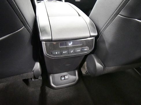 Used 2023 Toyota Highlander XLE AWD/4WD image 17