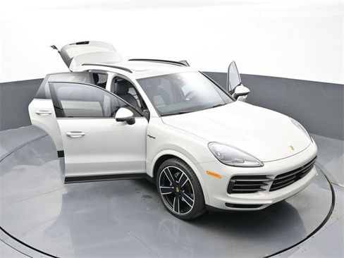 Used 2022 Porsche Cayenne Platinum Edition image 32