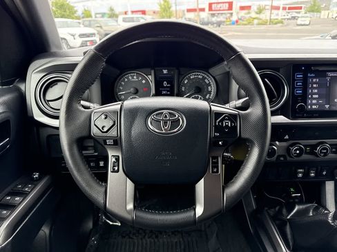 Used 2018 Toyota Tacoma TRD Off-Road AWD/4WD image 16