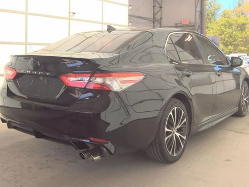 Used 2019 Toyota Camry SE FWD image 3
