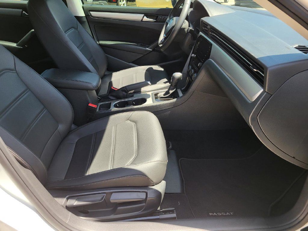 Used 2022 Volkswagen Passat 2.0T SE FWD image 9
