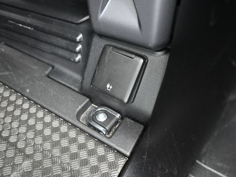 Used 2025 Land Rover Defender 110 S AWD/4WD image 54