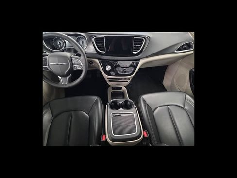 Used 2023 Chrysler Pacifica Touring-L FWD image 16
