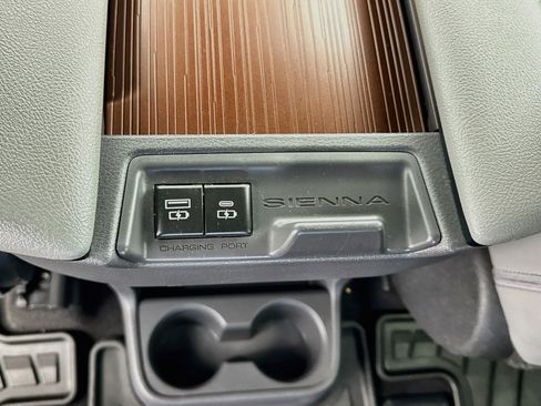 Used 2022 Toyota Sienna XLE AWD/4WD image 17