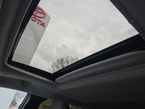 Used 2025 Toyota Sienna XLE image 35