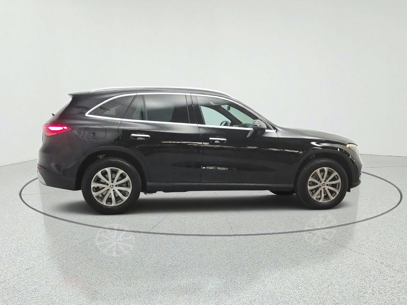 Used 2024 Mercedes-Benz GLC 300 4MATIC image 4