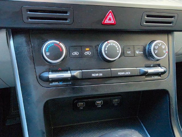 Used 2022 Kia Carnival LX FWD image 46