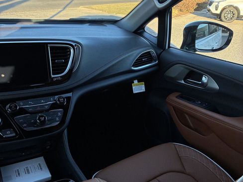 New 2026 Chrysler Pacifica Pinnacle image 12
