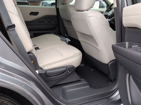 New 2025 Nissan Pathfinder SV image 18