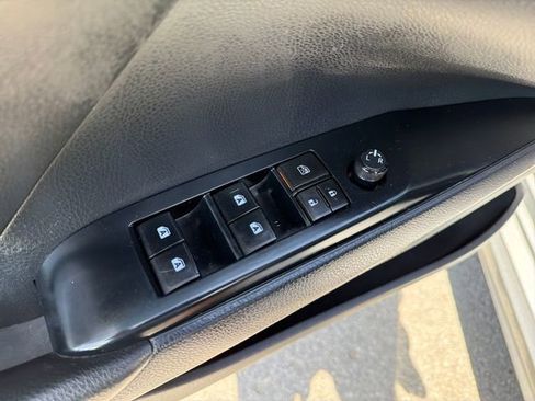 Used 2019 Toyota Camry SE FWD image 18