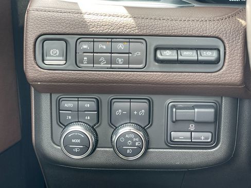 Used 2022 GMC Yukon Denali w/ Denali Premium Package AWD/4WD image 33