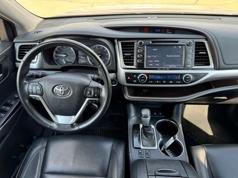 Used 2017 Toyota Highlander XLE AWD/4WD image 18