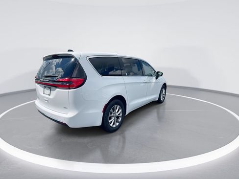Used 2024 Chrysler Pacifica Touring-L AWD/4WD image 8