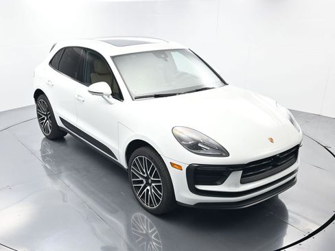 Certified 2025 Porsche Macan AWD/4WD image 41