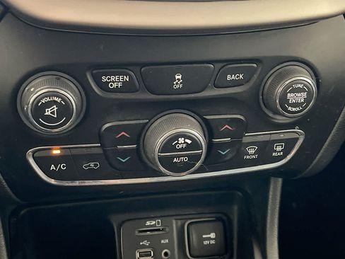 Used 2016 Jeep Cherokee Limited FWD image 18