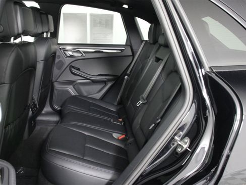 Used 2025 Porsche Macan image 33