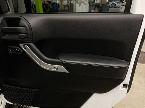 Used 2015 Jeep Wrangler Unlimited Rubicon AWD/4WD image 26