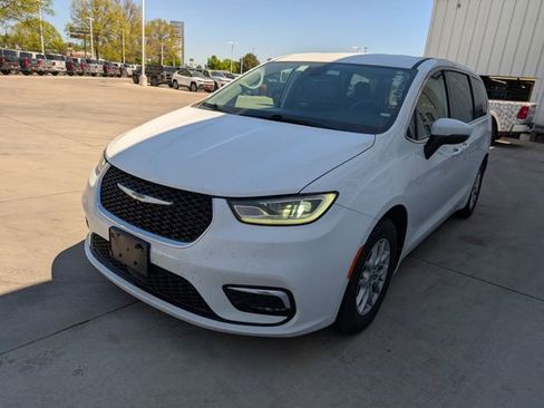 Used 2023 Chrysler Pacifica Touring-L FWD image 23