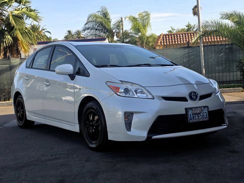 Used 2015 Toyota Prius Four FWD image 2