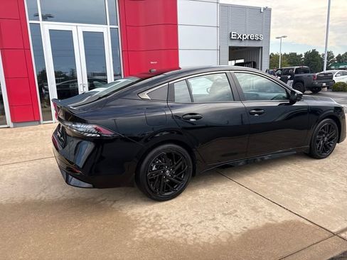 New 2027 Nissan Sentra SR w/ SR Premium Package FWD image 5